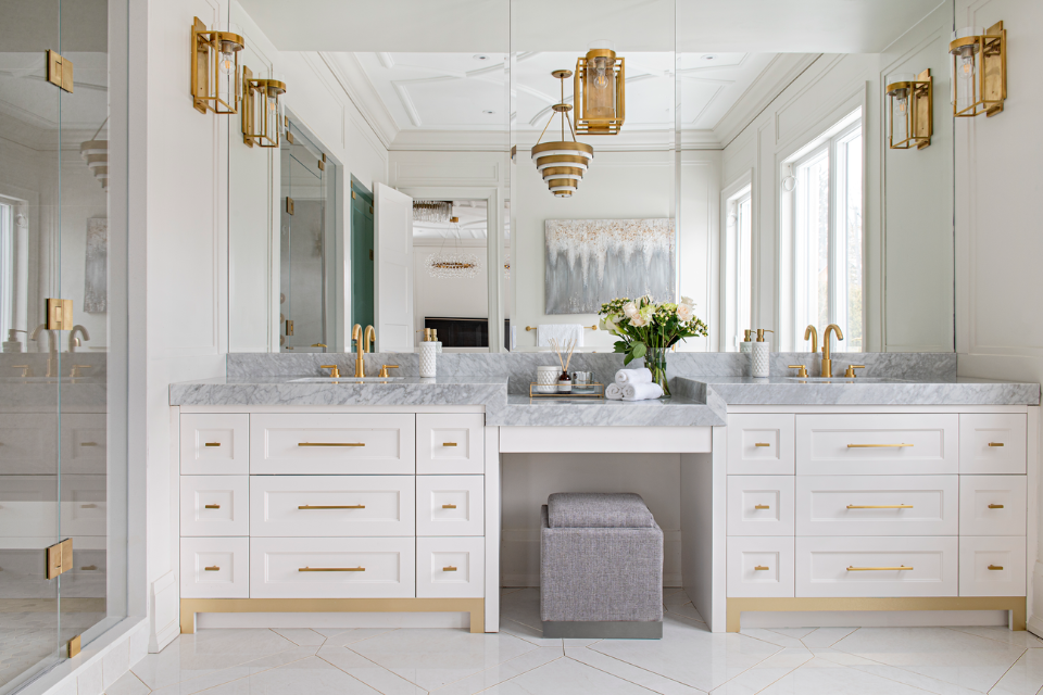 Monochromatic design scheme in bathroom